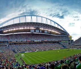 洛杉矶快船决赛小胜菲尼克斯太阳，詹姆斯砍下15记关键球，全场沸腾-开云体育入口